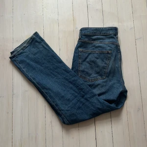 H&M Jeans Regular fit  - Snygga blå jeans från H&M i regular fit. Inga defekter alls. Storlek 33/32, men mer som 32/32 enligt mig. Perfekta för en avslappnad stil. Hör av dig för eventuella frågor. 