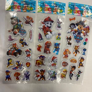 Klistermärken med Paw Patrol-tema - Tre ark med färgglada klistermärken från Paw Patrol. Innehåller olika karaktärer som valparna i olika poser och fordon. Perfekt för att dekorera anteckningsböcker, telefoner eller andra ytor. Roligt och kreativt sätt att visa kärleken för Paw Patrol!  45kr/3st/bild . Samma frakt  3 år + 