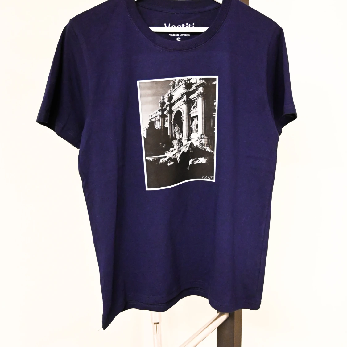 Mörkblå t-shirt med tryck från Vestiti