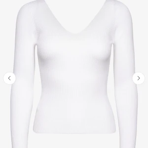 Vit ribbad tröja med v-ringning från mango - Säljer en våt ribbad tröja men en v- ringning från mango. Den är använd ett fåtal gånger men har en litet knappt synligt hål i ena armhålan💕.