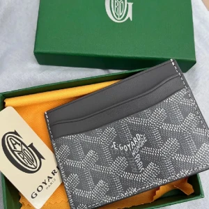 Grå plånbok med mönster - Säljer en stilren grå plånbok med deras ikoniska mönster. Plånboken har flera fack för kort i orange insida och är perfekt för den som vill ha något både praktiskt och snyggt. Kommer i originalförpackning.