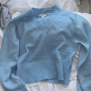 Ljusblå stickad tröja från Gina Tricot - Stickad ljusblå tröja. Jättemysig och fin till våren💕 Storlerk 152/164! Aldrig använd.