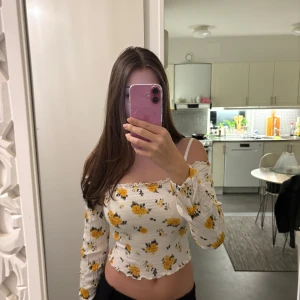 Blommig off shoulder topp - Superfin blommig off shoulder topp i storlek XS från Hollister. Bra skick!