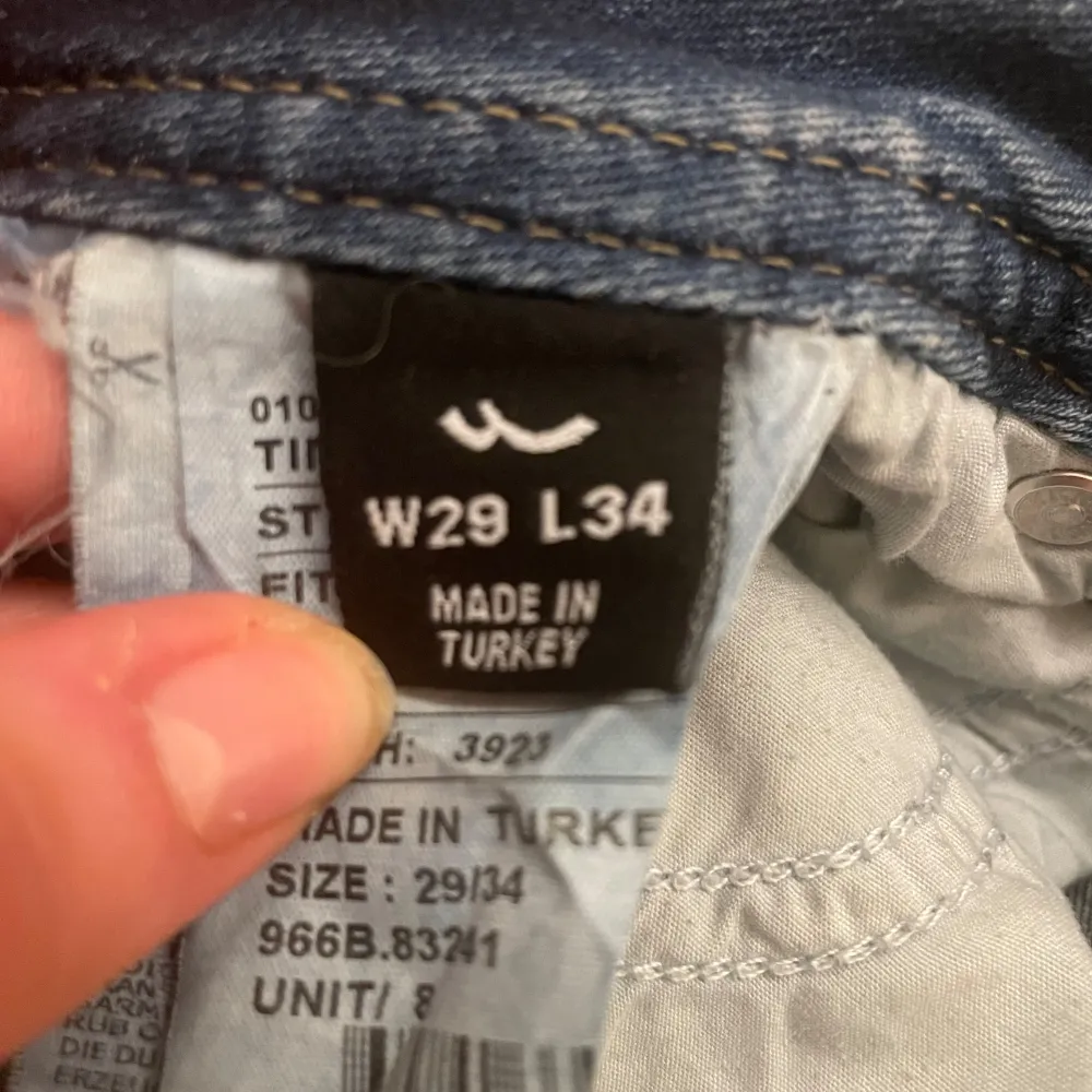 Säljer dessa jättesnygga LTB jeans!! De har inga defekter och har inte använts så mycket!💓💓 storlek är W29 & L34. Nypris runt 900! Pris går att diskuteras!. Farkut & Housut.