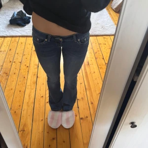 G Rise lågmidjade jeans - Säljer mina såååå snygga G Rise jeans! Storlek S/regular. Midjemått: cirka 35-36 men kan stretchas ut en del i midjan till 37-38cm. Innerbenslängd: 84cm. Nypris: 1369 + tull, mitt pris 950. Aldrig använda. Går inte ner i pris 🙏🏻🙏🏻🥰🥰🥰