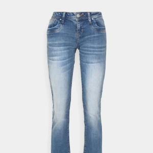 Blå bootcut jeans från LTB - Snygga blå bootcut jeans från LTB, knappt använda. Märkeslogga på baksidan av byxorna. Långa på mig som är 170. Köpta för 800!🎀🩷