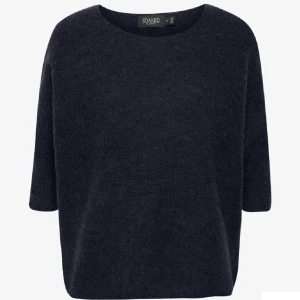 Mörkblå tröja från Soaked in Luxury - Snygg mörkblå tröja från Soaked in Luxury med trekvartsärmar. Perfekt för en avslappnad stil. Den har en rund halsringning och är tillverkad i ett mjukt material.