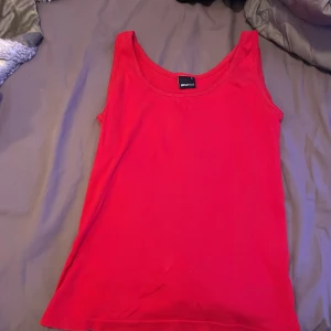 Rött linne - Förgen är lite mörkare i verkligheten.