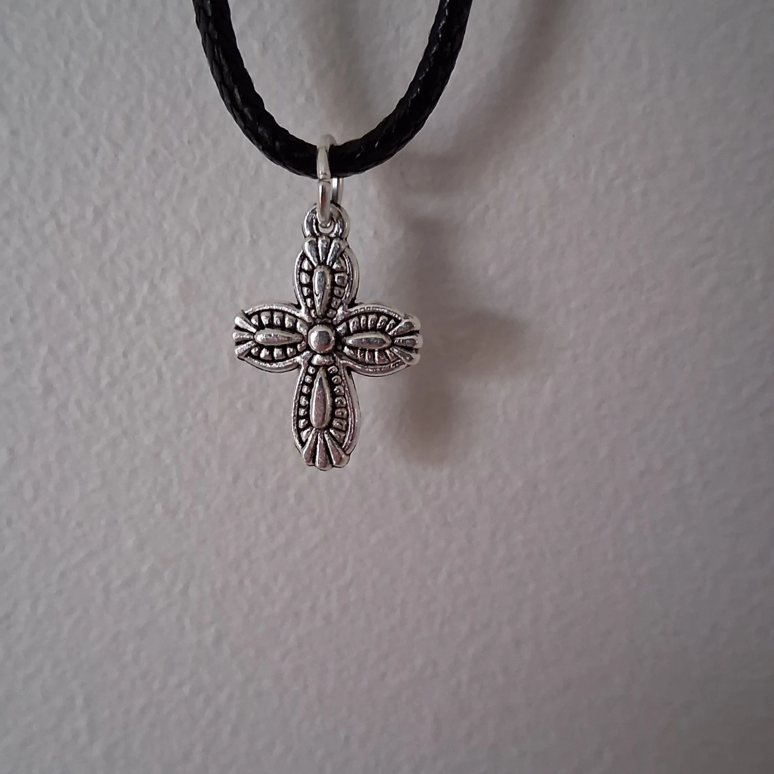 Silverfärgat korshalsband