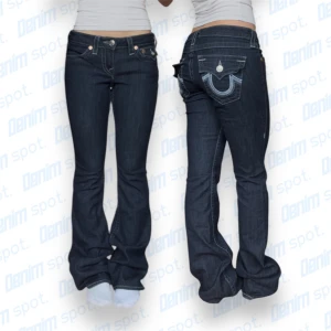 True Religion Jeans Boot cut💙 - Väldigt fint skick! storlek w27 • Mått: Längd: 105cm Innerbenslängd: 82cm midjebredd: 37cm lårbredd: 23 cm Benöppning: 22cm • Vid frågor, meddela här! 💙