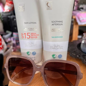 Camilla Pihl Sun protection! - Snart är det sommar och sol igen. Passa på att bunkra upp med solskydd.  Camilla Pihl Waterresistant sunlotion SPF 15. 200 ml. Soothing after Sun tan extender. 200 ml. Plomberade.