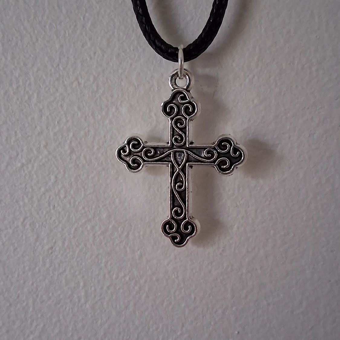 Silverfärgat korshalsband - 1