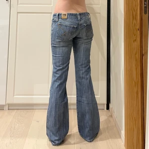 Lågmidjade bootcut jeans💕 - Midja 37x2 cm, gren 19 cm och innerben 83 cm💕Jae 169 o xs-s för referens. Saknar storleksmärkning så skulle gissa på att dessa sitter som en xxs-xs men det är måtten som gäller!!