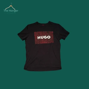 Svart HUGO T-Shirt - Tvärfet svart t-shirt från HUGO. 