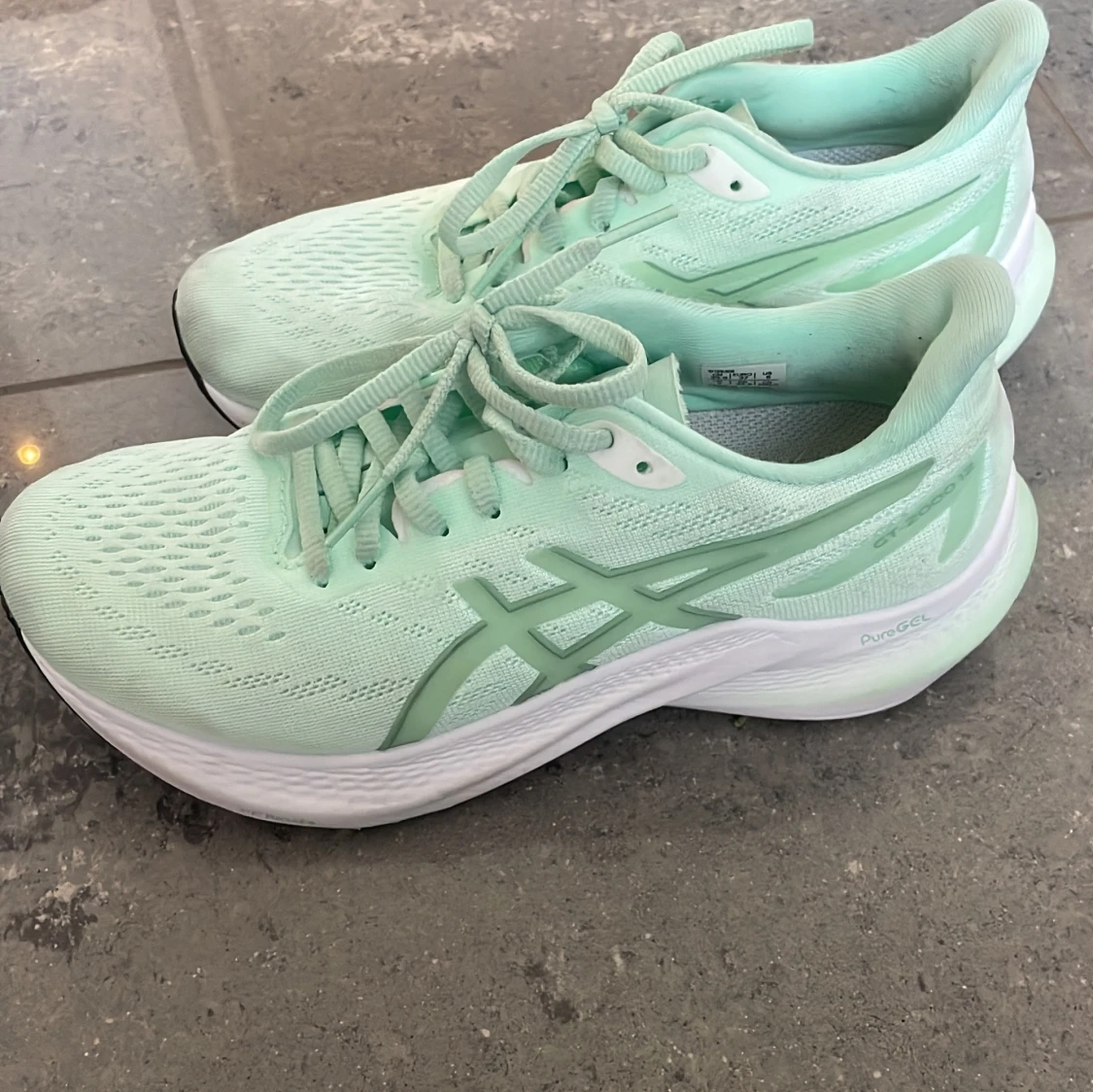 Mintgröna sneakers från Asics - 1