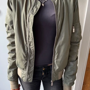 Grön bomberjacka  - Hej, säljer denna så snygga bomberjacka som jag köpte på seelpy då jag köpte två andra också💕Storlek s men passar xs-m, jag är 172. Skriv för fler bilder och pris kan diskuteras vid en snabb affär💖