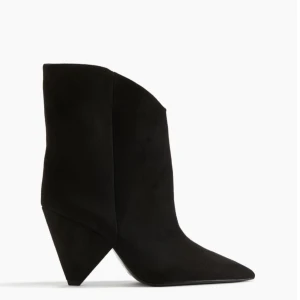Svarta boots med spetsig tå - Snygga svarta boots i mocka med spetsig tå och en unik klackdesign. Perfekta för att ge din outfit en stilren touch. SÄLJER ETT PAR I SAMMA MODELL FAST BEIGE OCKSÅ❤️💞PRIS GÅR ATT DISKUTERA VID SNABBAFFÄR💞