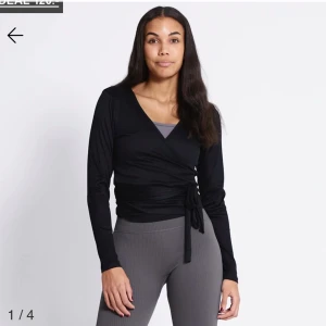 Vit omlottopp från lager 157 - SÄLJER I VIT!Snygg vit omlottopp med långa ärmar och knytning i sidan. Perfekt för en stilren look. 