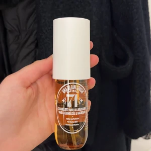 Brazilian Crush Cheirosa 71 Perfume Mist - En doftspray med en ljuvlig blandning av karamelliserad vanilj och macadamia. Perfekt för dig som älskar söta och varma dofter. Flaskan är genomskinlig med en vit kork och rymmer 90 ml. Använd en gång tyckte inte om lukten alls inte för mig. Köpt för cirka en måndad sedan.
