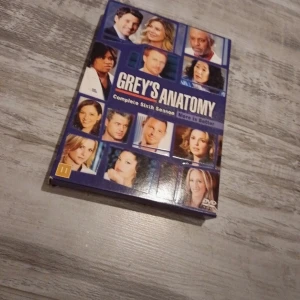 Grey's Anatomy: Complete Sixth Season DVD - Säljer DVD-boxen av Grey's Anatomy säsong 6. Boxen innehåller flera skivor med alla avsnitt från säsongen. Perfekt för maratonkvällar för fans av serien. Textning och ljud på flera språk.