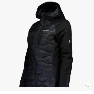 Peak performance jacka - Säljer denna fina peak performance jacka i storlek XS. Modell: helium down hybrid hood. Nyskick. Nypris 2600 säljer för 970kr. Perfekt nu till våren!Vid intresse är det bara att höra av sig ❤️