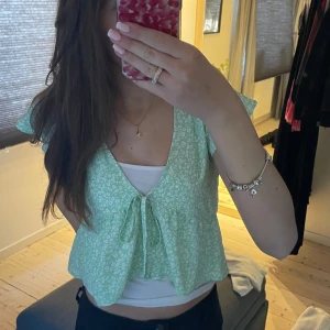 Grön blommig blus med knyt - Nästan aldrig använd 