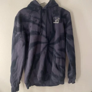 Lila hoodie med tryck - Säljer en lila hoodie med tryck från H&M. Ska flytta snart så vill gärna bli av med allt så fort som möjligt (pris kan diskuteras)💕