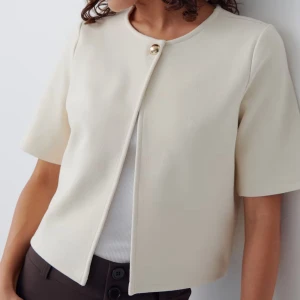 Kofta  - Snygg kofta från Gina. Använd 2 gånger, säljer då den var för liten 🩷