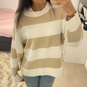 Tröja - Randig tröja från H&M i storlek M💞💞