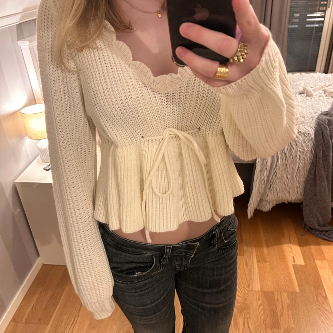 Vit ribbad stickad tröja