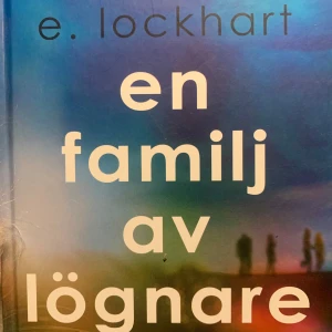 En familj av lögnare - Boken 'En familj av lögnare' av E. Lockhart är en fängslande berättelse om familjen Sinclair. Den utforskar teman som hemligheter, svek och familjeband. Perfekt för dig som gillar spänning och drama. Helt orörd, prislapp kvar!! 