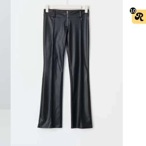 Svarta skinnbyxor med dragkedja - Skinnnyxor från Gina young. Säljer pga det är förstora för mig, så derför bara använd fåtal gånger.💓