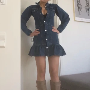 Jeansklänning med volang - Snygg jeansklänning!💘