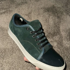  Lanvins - Snygga gröna lanvins i mocka med mörk captoe och snörning. Skorna har en vit sula som ger en fräsch kontrast. Perfekta för en stilren look. Väldigt unika Lanvins som är svåra och få tag på. Väldigt bra skick! Box och dustbag ingår. Hör av dig vid funderingar! 