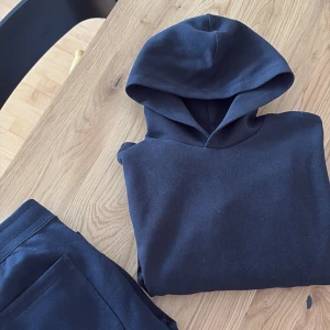 Uniqlo Tracksuite  - Uniqlo Tracksuite till suveränt pris och bra skick, perfekt för när man ska flyga eller bara ta det lugnt hemma.