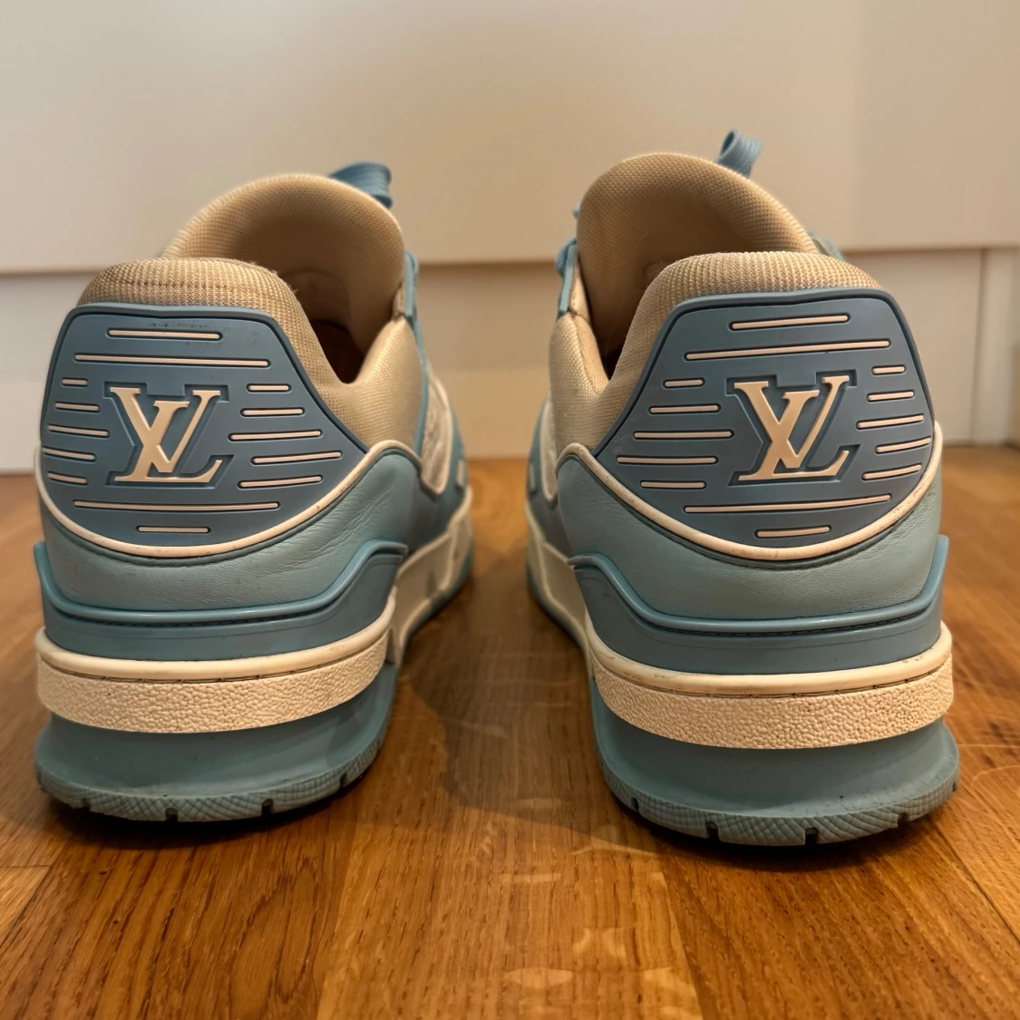 Baby blåa Louis Vuitton trainers  - 2