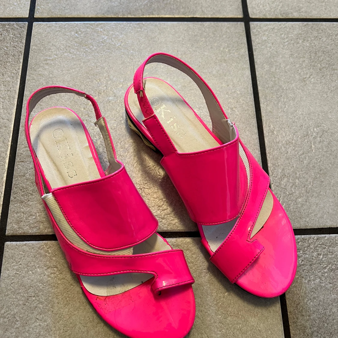 Rosa sandaler med gulddetaljer från QKiss