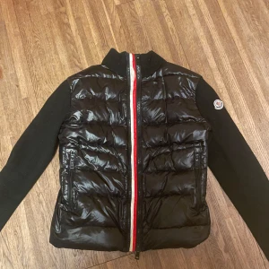 Moncler cardigan S - Moncler cardigan. Lite smått nopprig på en del ställen och i använt skick. Står att den är storlek M men passar mer som en S. NFC fungerar