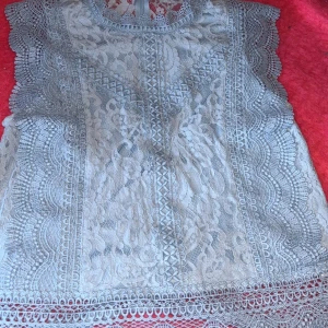 Blå spetsblus från ONLY - Säljer en elegant blå spetsblus från ONLY men köpt från zalando. Blusen har ett vackert blommönster och detaljerad spetsdesign. Perfekt till sommaren då den inte är för varm men ändå väldigt fin. 💫