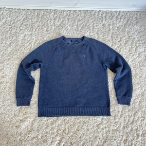 Stickad Ralph Lauren Tröja - Hej! Säljer en riktigt fin stickad mörkblå/marinblå Ralph Lauren-tröja i storlek L, i väldigt fint skick! Perfekt att bära året om, både till vardags och när du vill klä upp dig lite extra.  Märke: Ralph Lauren Storlek: L Färg: Mörkblå/Marinblå Skick: Mycket bra  Har ni några frågor är det bara att höra av er!