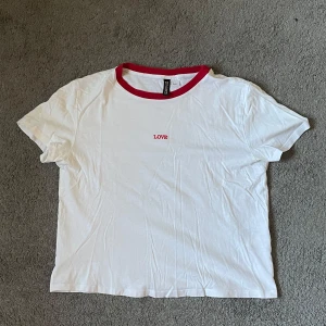 Vit t-shirt / white T-shirt  - Storlek S T-shirt som inte längre passar. LOVE är i broderat och inte påtryckt
