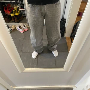 Gråa Levi’s 578 jeans - Säljer ett par grå baggy jeans från Levi's i model 578. I storlek 30/34. Perfekta för en avslappnad stil. Jeans har en ovanlig ljusgrå tvätt som är perfekt nu till våren eller svalare sommardagar. Jeansen är i stort sätt oanvända och är det för i mycket bra skick. Nypris är: 950kr Mitt pris: 499kr. Tveka inte att höra av dig vid funderingar!