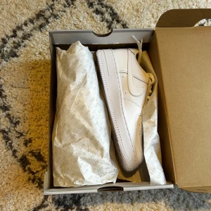 Air force 1 - Oanvända air force 1 säljer då dom köptes för stora så passar inte. Aldrig använda bara testade. Skriv om du har frågor💕 