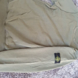  tröja från Stone Island  - Säljer nu min tröja från Stone island, den är i ett mycket bra skick och kan garantera att den är äkta, om man vill ha bilder på qr kod mm så är det bara att skriva. Passar s i herr storlek 