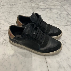 Burberry skor 41 - Burberry skor i storlek 41 kan passa 41,5 också. Kan gå ner i pris vid snabb affär! 