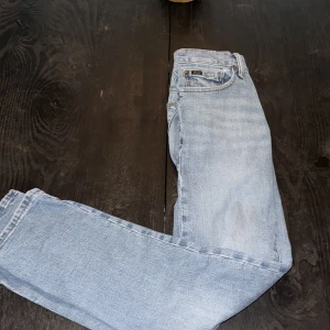 Ljusblå jeans från Polo Ralph Lauren nypris 2500kr  - Snygga ljusblå jeans från Polo Ralph Perfekta för en avslappnad stil. Märkeslappen i läder baktill ger en extra touch av stil.