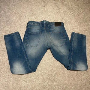 Blå jeans från Replay - Säljer dessa sjukt snygga blå jeans från Replay i storlek 31/32. De har en snygg tvätt och en trendig look med lite slitningar. De är sprillans, dock finns inte prislappen kvar. Tveka inte att höra av er.