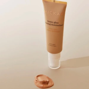 HICKAP Honey Glow Priming Moisturizer - Hickap Honey Glow Priming Moisturizer, en vegansk primer som ger ett så fint glow, endast använt några pump 