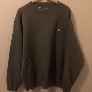  Champion sweatshirt  - En rejäl Sweatshirt från Champion. I snyggt använt skick, inga defekter 