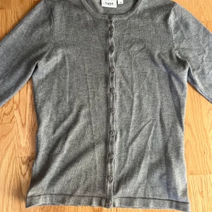 Grå kofta från Saint Tropez - Säljer denna gråa kofta från Saint Tropez. 